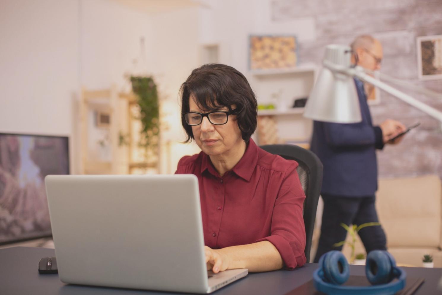 Bureau moderne avec équipement technologique pour l'automatisation financière