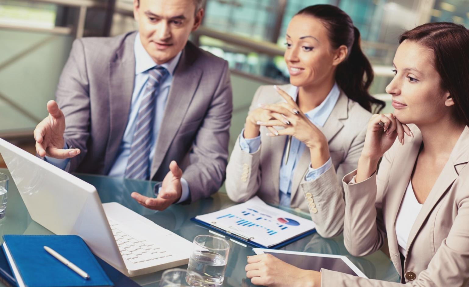 Espace de travail organisé pour l'apprentissage à distance avec équipement professionnel